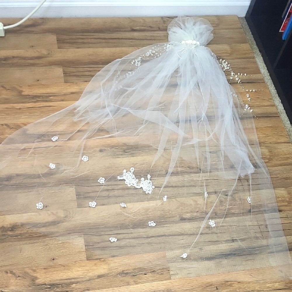Wedding Veil Ivory Comb Beaded Pearl Floral Embroidered Fingertip Length